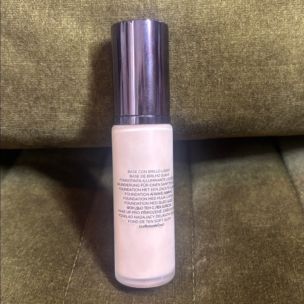 Hourglass soft glow foundation number 5 light with neutral undertones - Picture 5 of 5